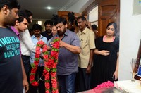Chiranjeevi pays homage to Vijaya Bapineedu